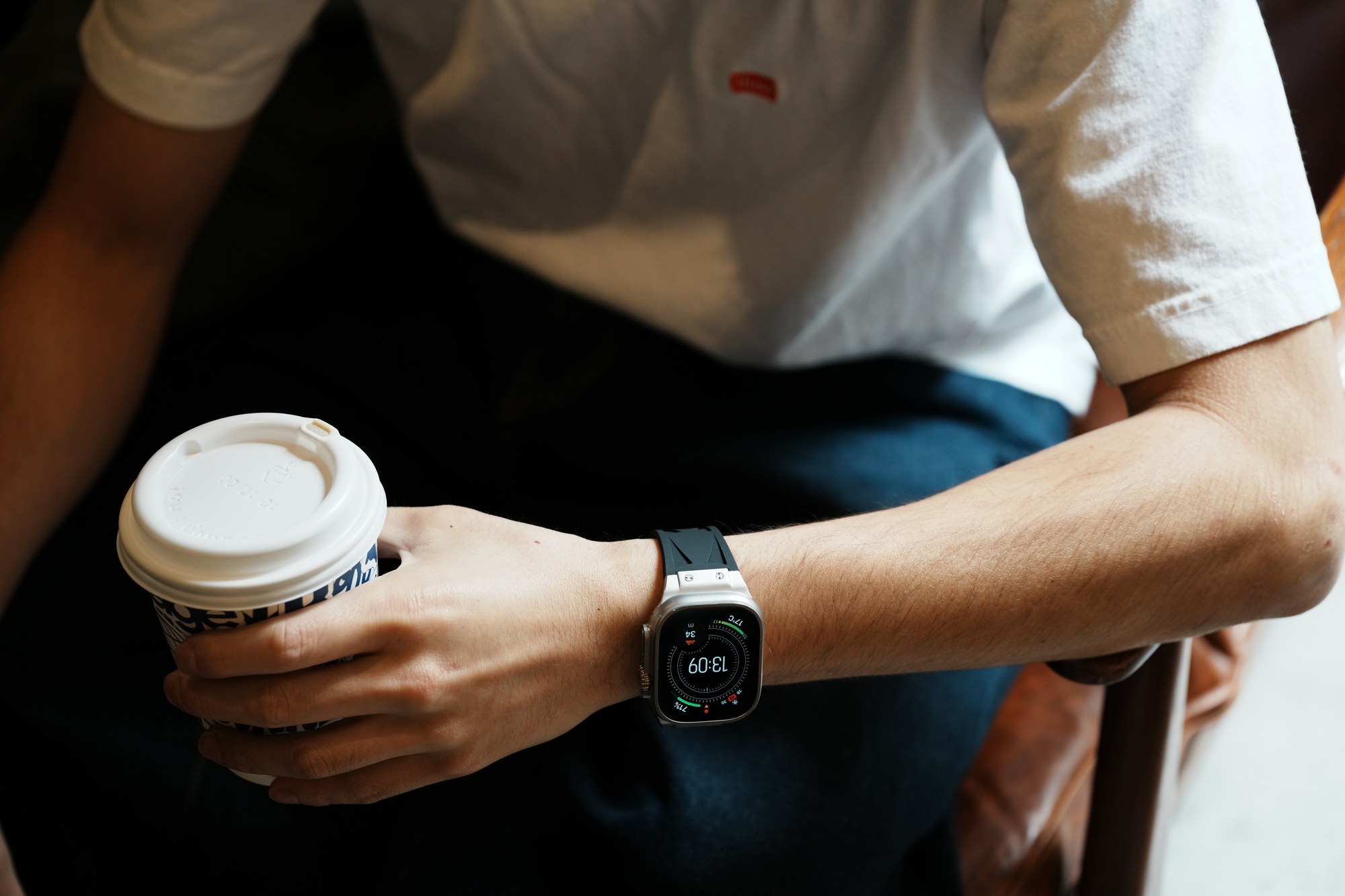 カフェでApple Watchを楽しむ大人の手元