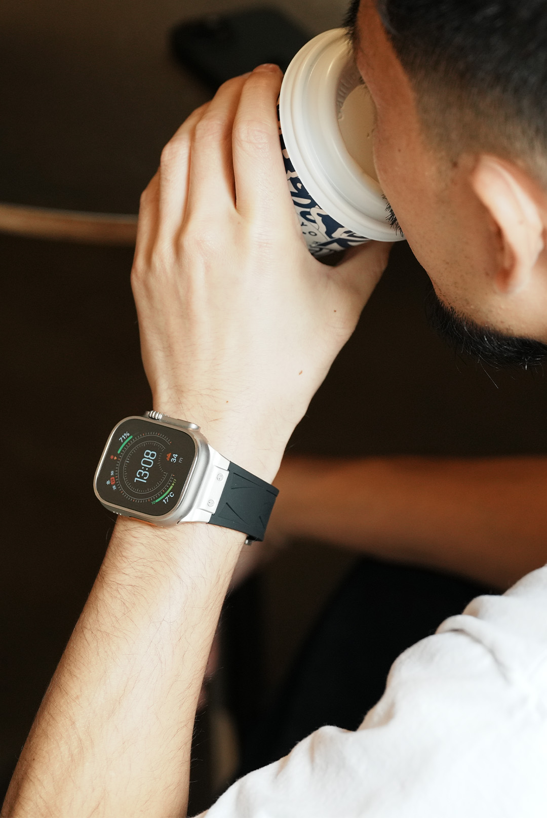 休日のカフェでApple Watchを楽しむ男性