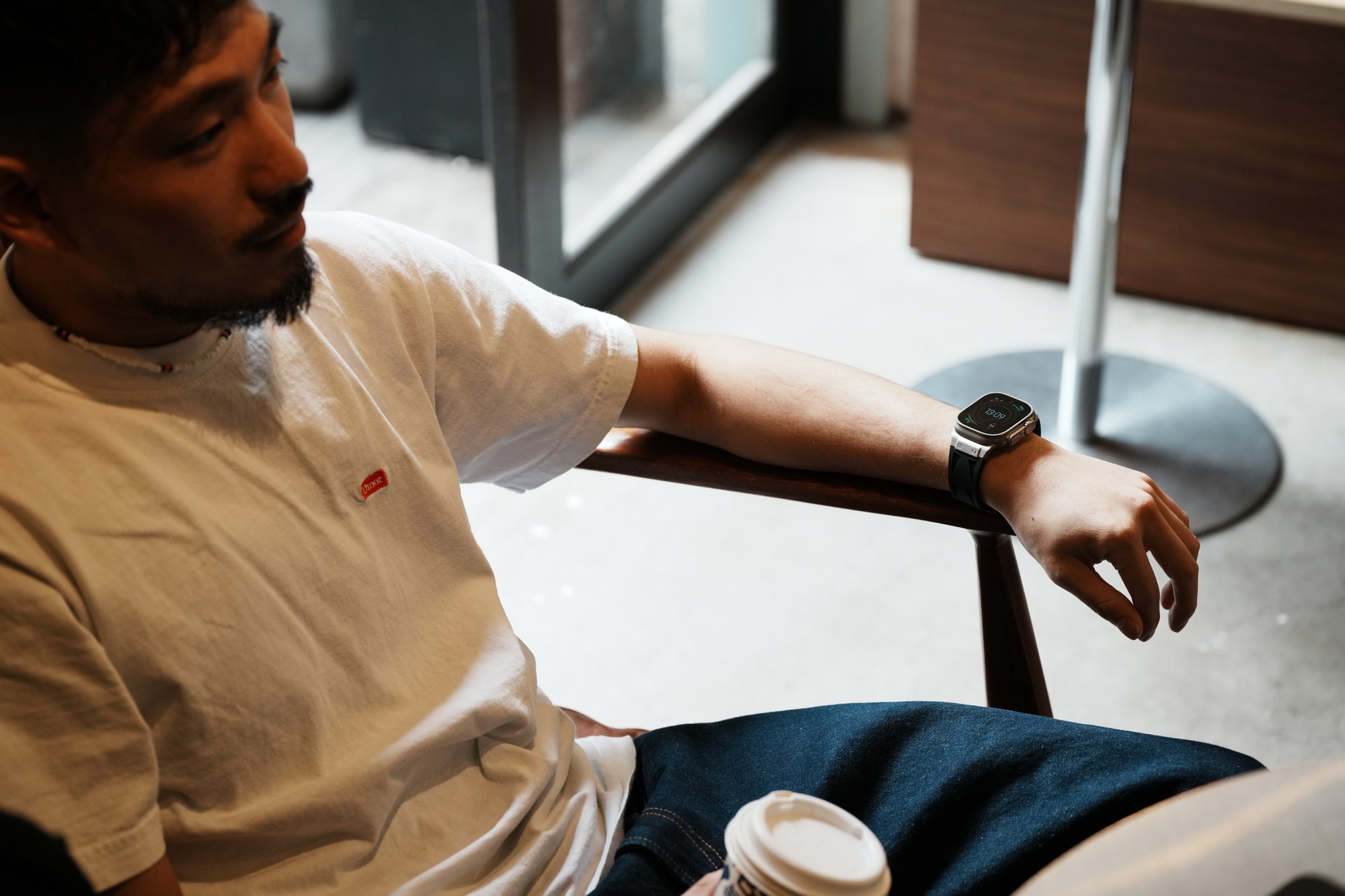 休日を楽しむ大人とApple Watch
