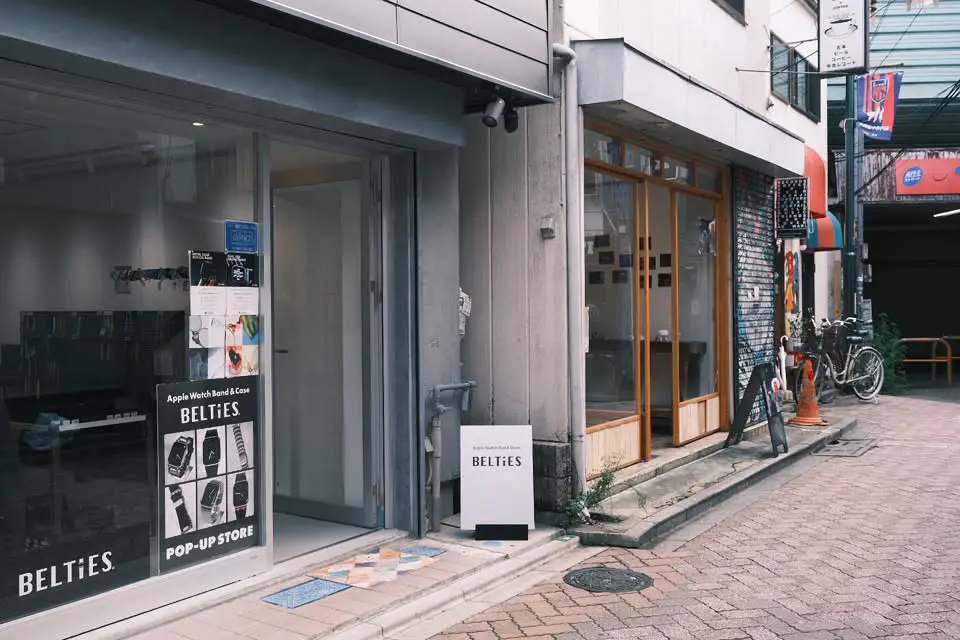 高円寺MIRUNERU × Koenjiの店頭に掲示されたBELTIES POPUPの看板